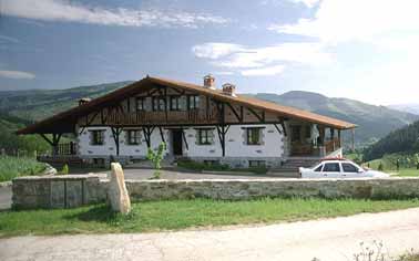Outside of farmhouse - Exterior del caserío